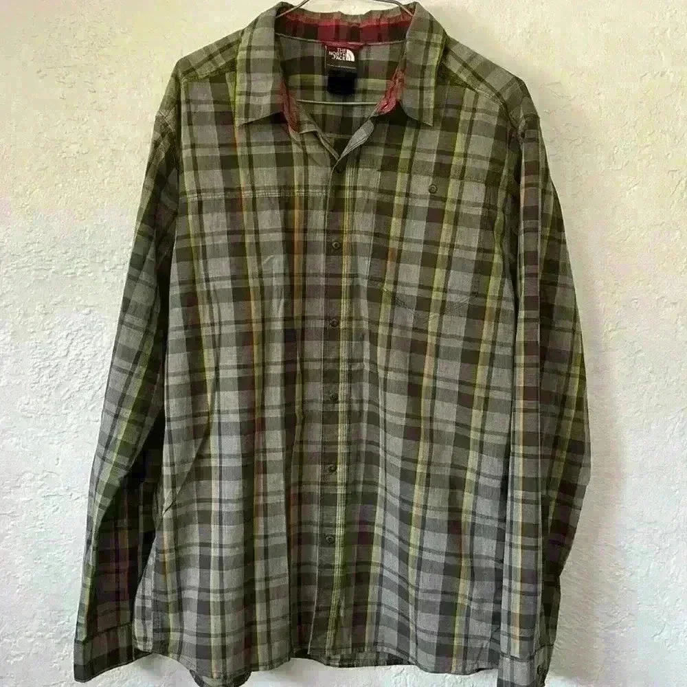 The North Face collared plaid men’s button front shirt